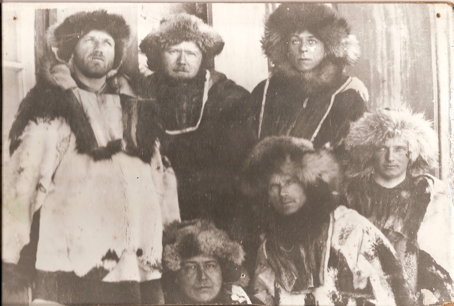 Рис. 2. Литвинов (верхний ряд, крайний справа) и группа Камчатской киноэкспедиции.